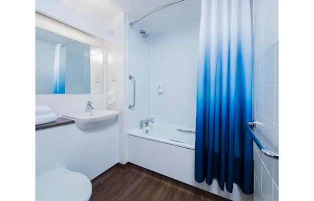 Photo of the ensuite in a Standard Family Room in Nottingham EM Airport Donington Park M1 hotel