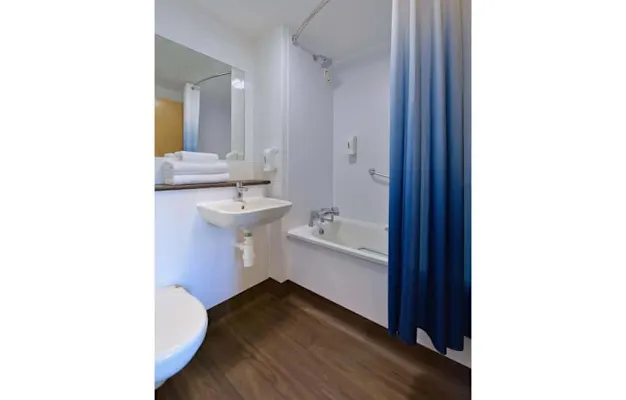 Photo of the ensuite in a Standard Double Room in Thame hotel