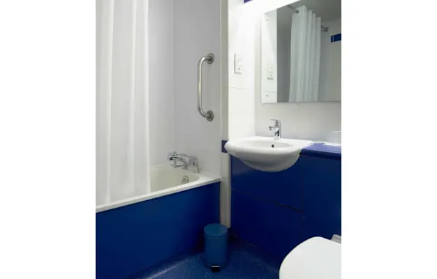 Photo of the ensuite in a Standard Double Room in London Kew Bridge hotel